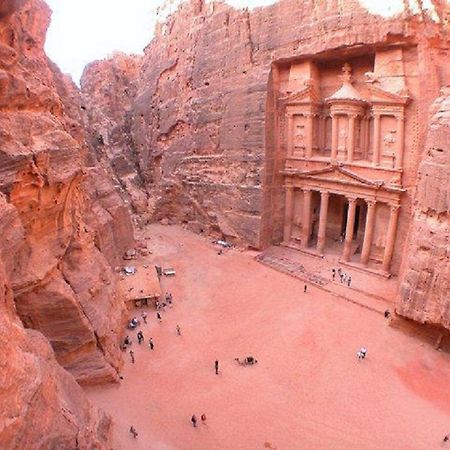 Petra Guests Hotel Wadi Musa Exterior photo